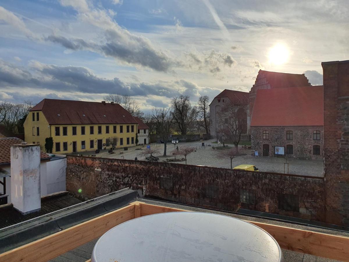 Grosses Offenes Loft Oder Kleine Gemuetliche Wohnung Mit Balkon Wolmirstedt Kültér fotó