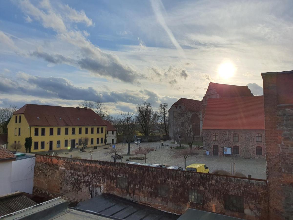 Grosses Offenes Loft Oder Kleine Gemuetliche Wohnung Mit Balkon Wolmirstedt Kültér fotó